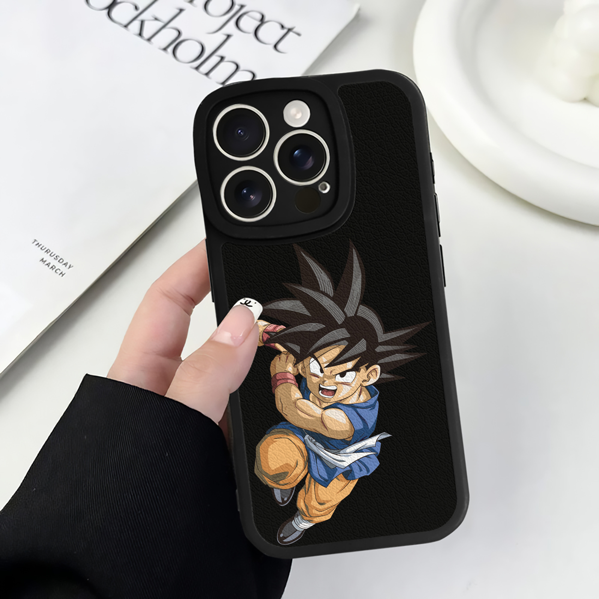 （画像用） ドラゴンボール 孫悟空（そん ごくう）Son Goku カカロット DRAGON BALL Kakarotto 【iPhone 16シリーズ対応】シリコンスマホケース（レザー調） 材質：シリコン